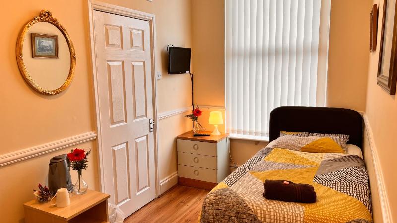 Budget Single Room image 3