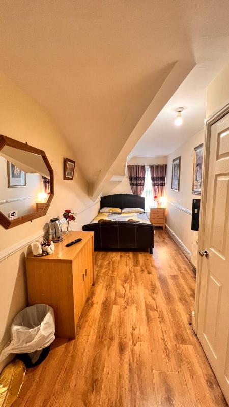 Double Room with Private Bathroom image 1