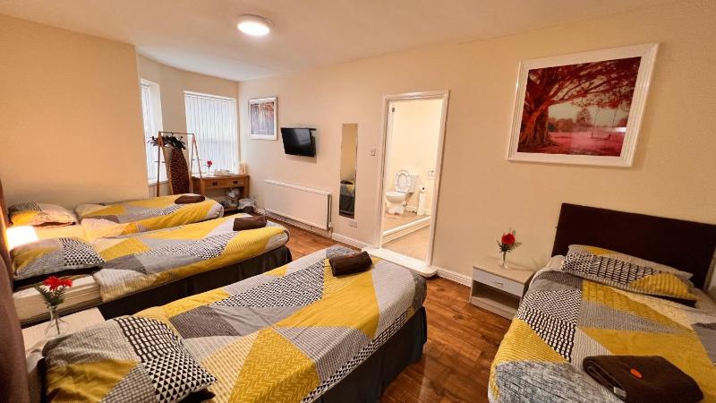 Family Room (4 Adults) image 1
