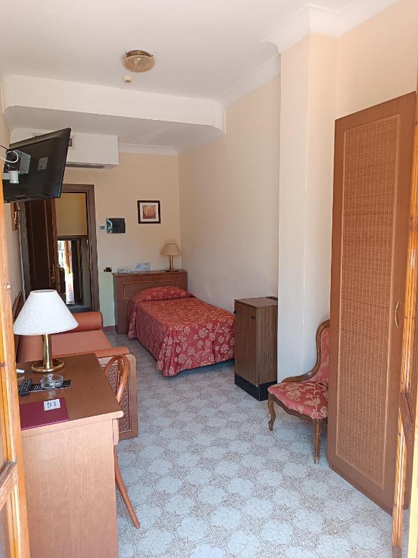 Single Room with Sea View image 1
