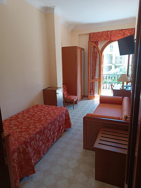 Single Room with Sea View image 3