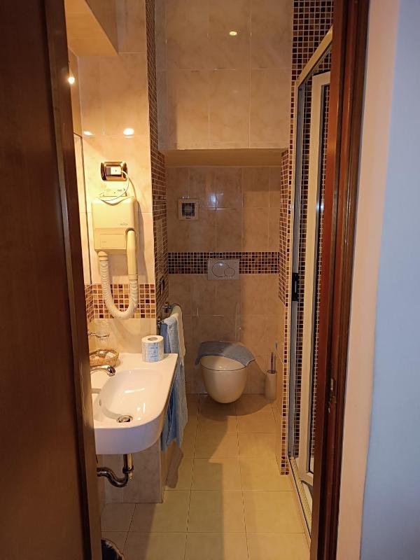 Single Room with Sea View image 2