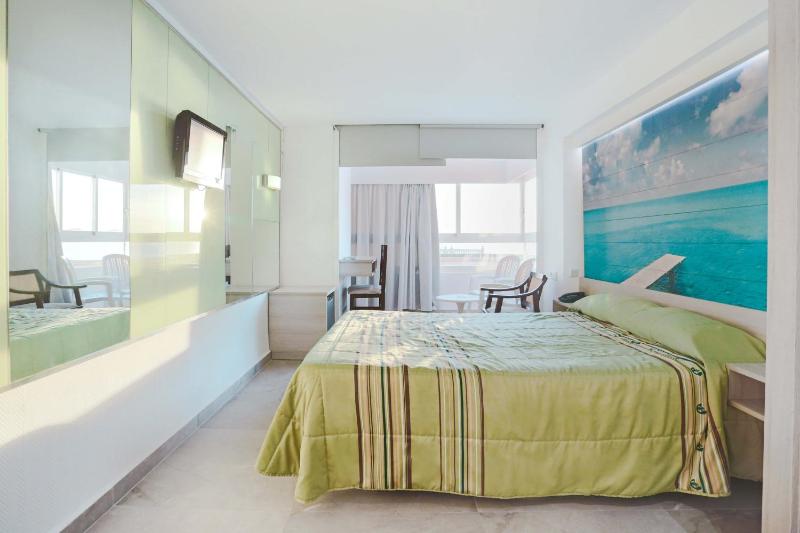 Economy Twin Room image 3