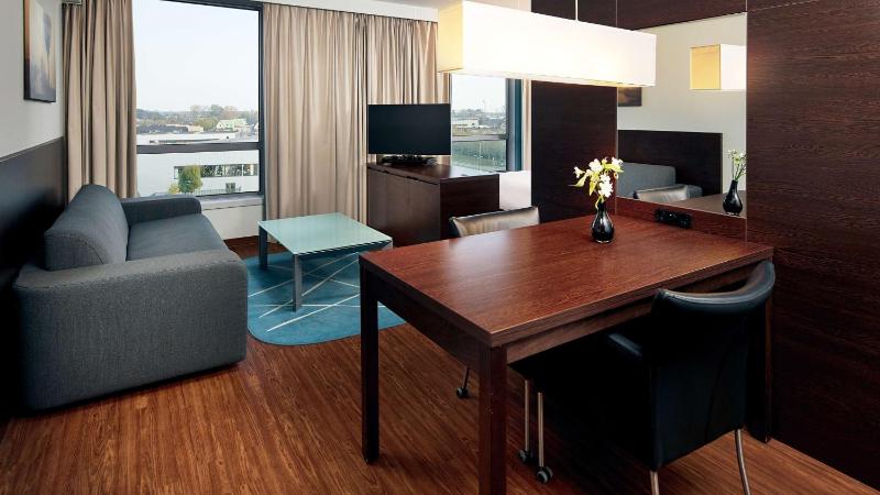Executive Queen Room with Sofa Bed (3 Adults) image 4