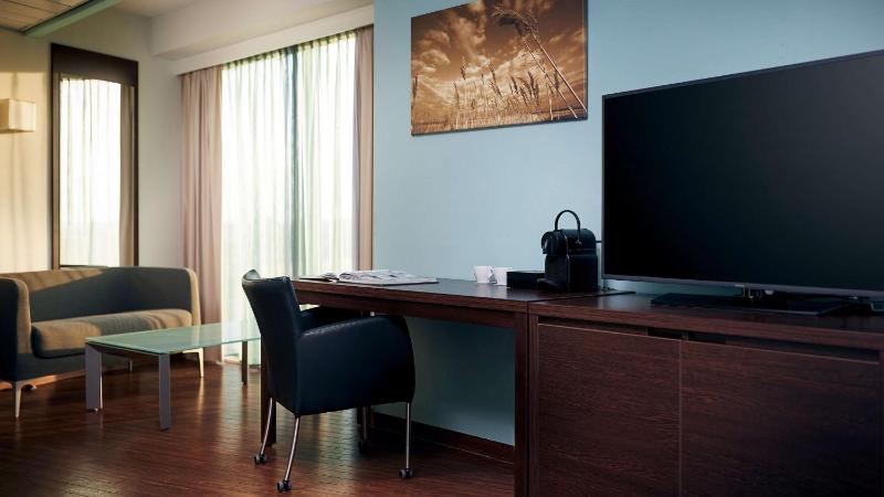 Executive Queen Room with Sofa Bed (3 Adults) image 3