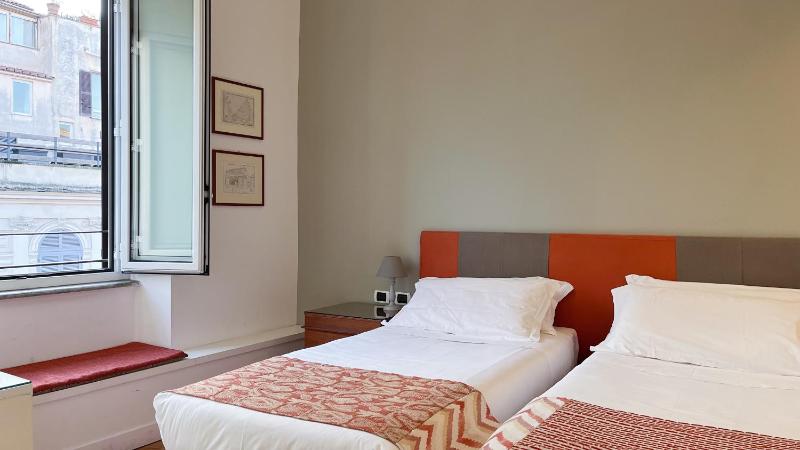 Twin Room image 4