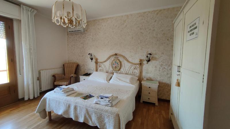 Double Room image 1