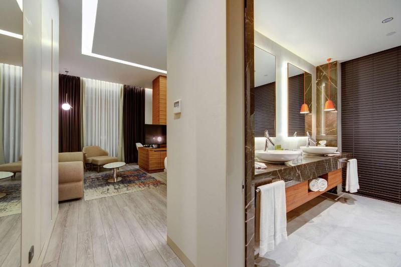 Deluxe Corner King Room image 1