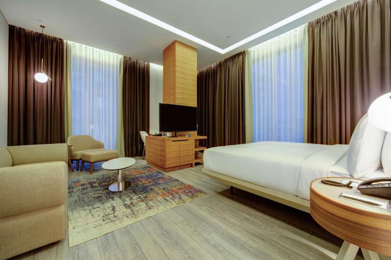 Deluxe Corner King Room image 4