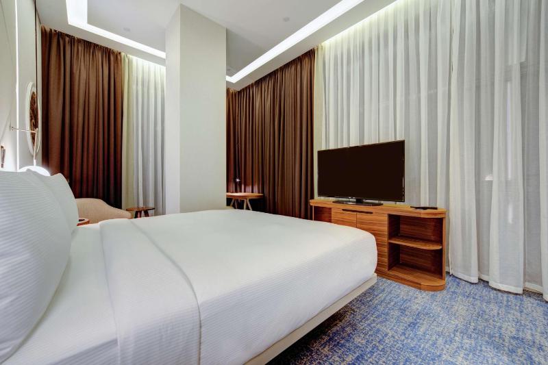 Deluxe King Room image 3