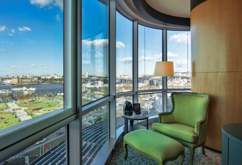King Corner Room with Sea View image 4