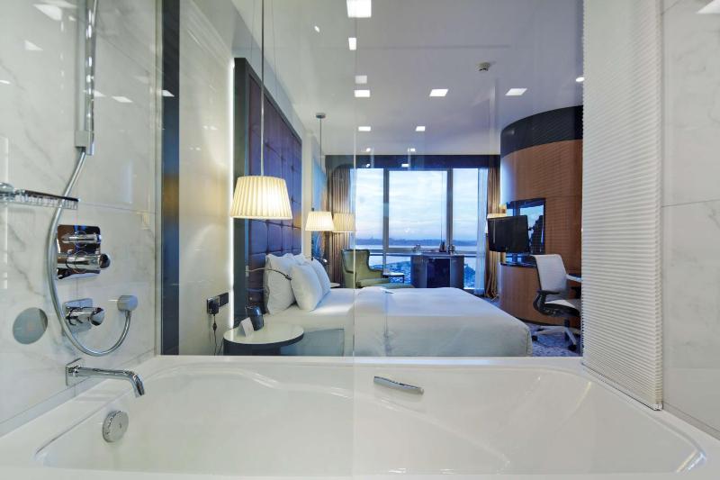 Deluxe King Room with Sea View image 4