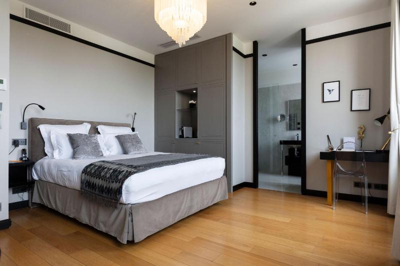 Deluxe Room with Sea View image 3
