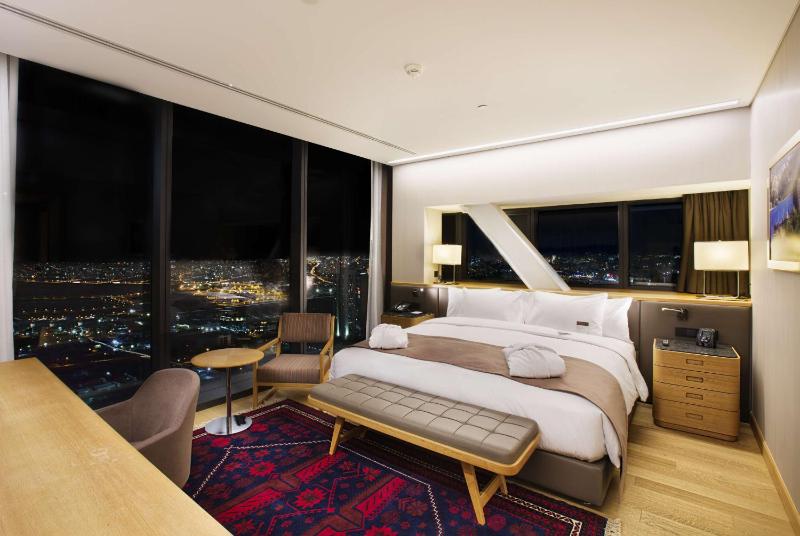 King One-Bedroom Suite image 4