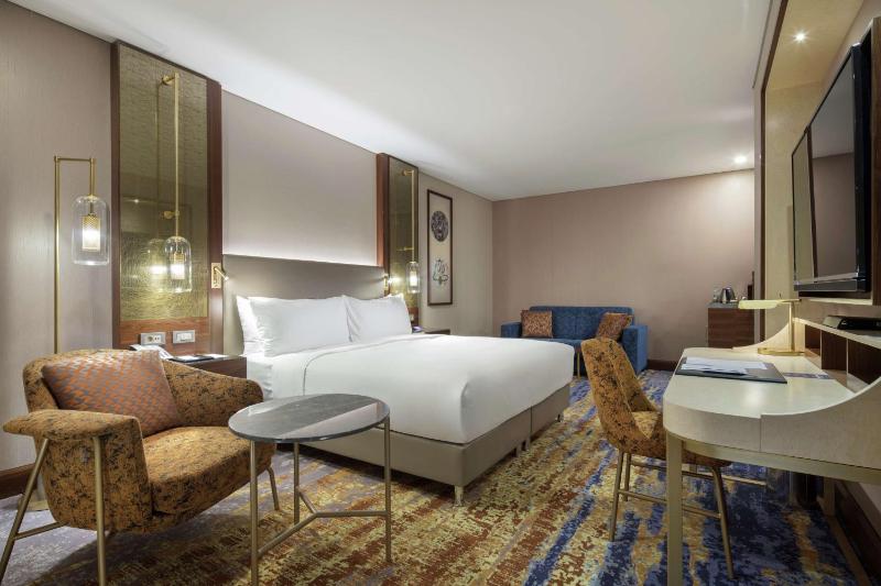 Deluxe King Room image 3