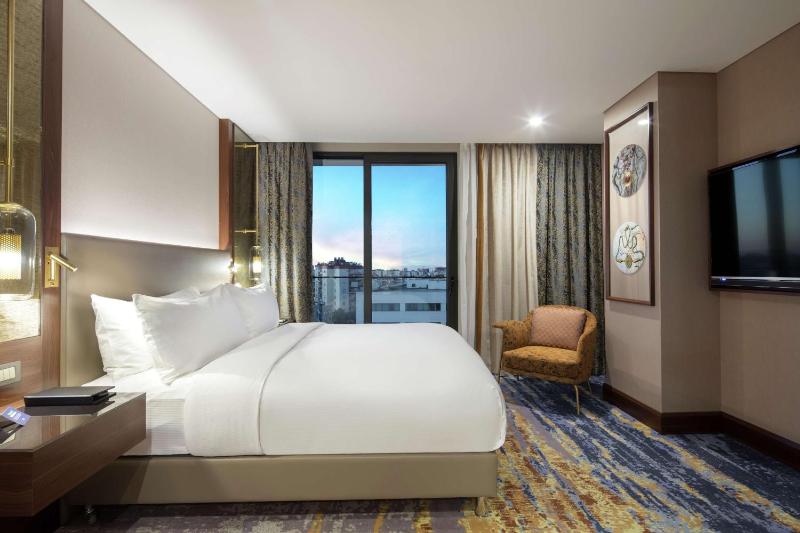King Room with City View image 3