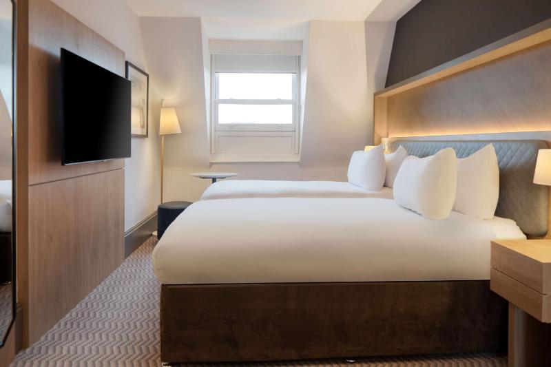Twin Room image 3