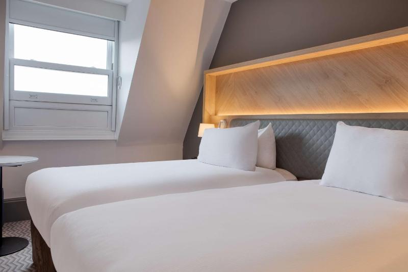 Twin Room image 4