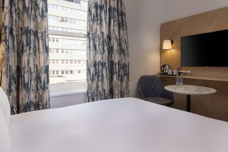Double Room image 3