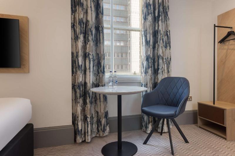 Single Room image 3