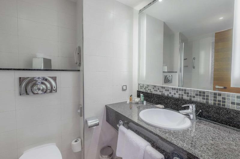 Junior Queen Suite image 2