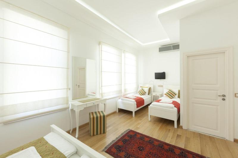 Family Room (4 Adults) image 4