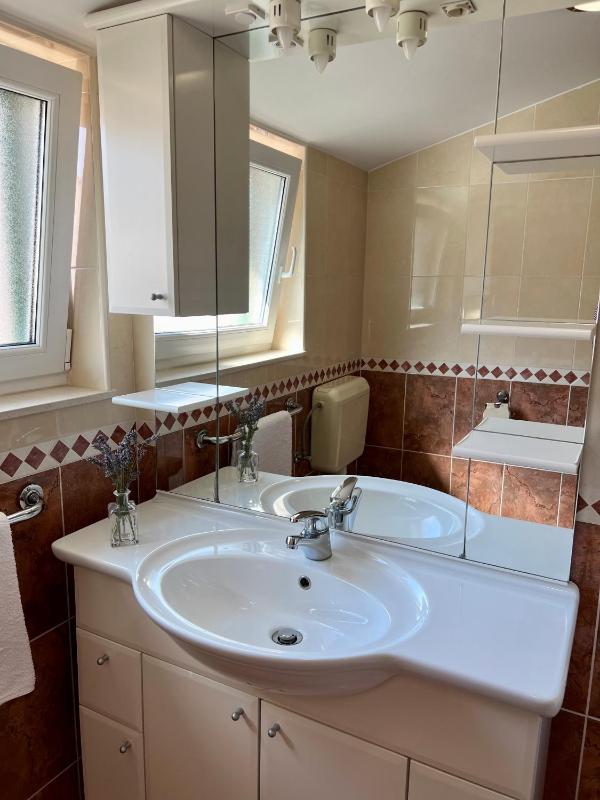 Three-Bedroom Apartment with Terrace and Sea View (5 Adults) image 2