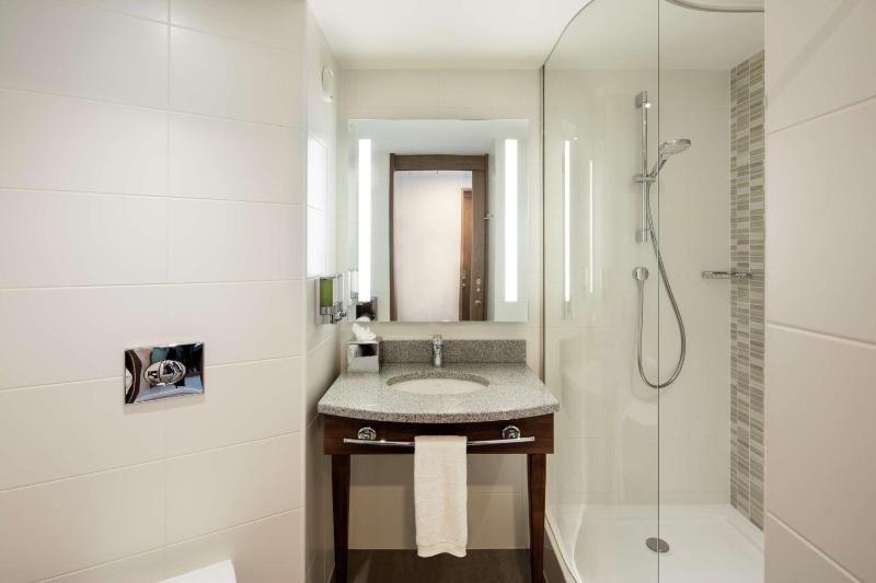Queen Room - Non-Smoking image 4