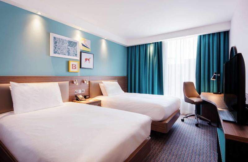 Twin Room - Non-Smoking image 4