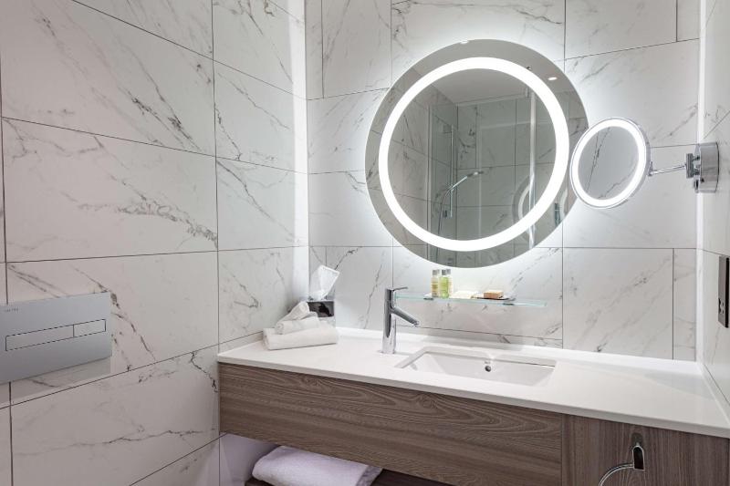 Superior Queen Room with Two Queen Beds image 4