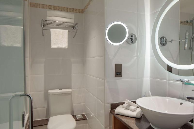 King Guest Room image 3