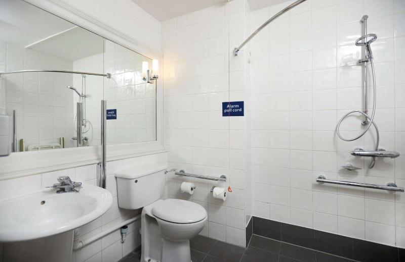Queen Room - Mobility Access image 2