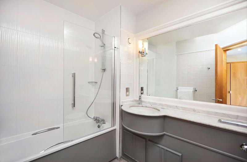 DoubleTree by Hilton Coventry - image 6