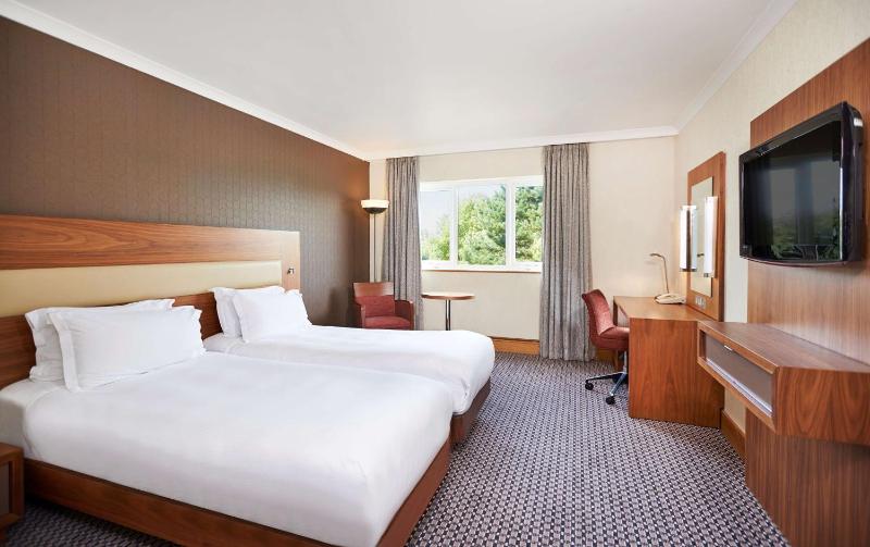Twin Room image 3