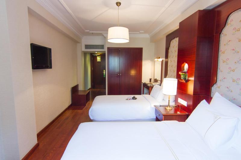 Twin Room image 4