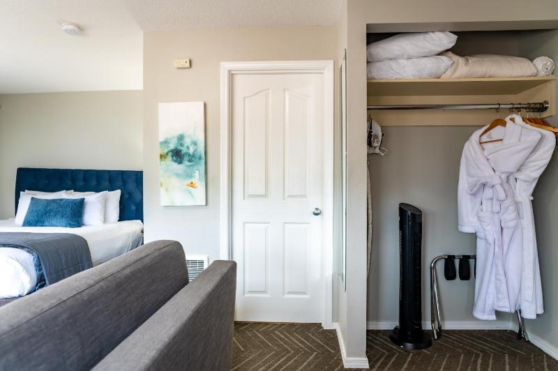 King Suite with Spa Bath - No View image 3