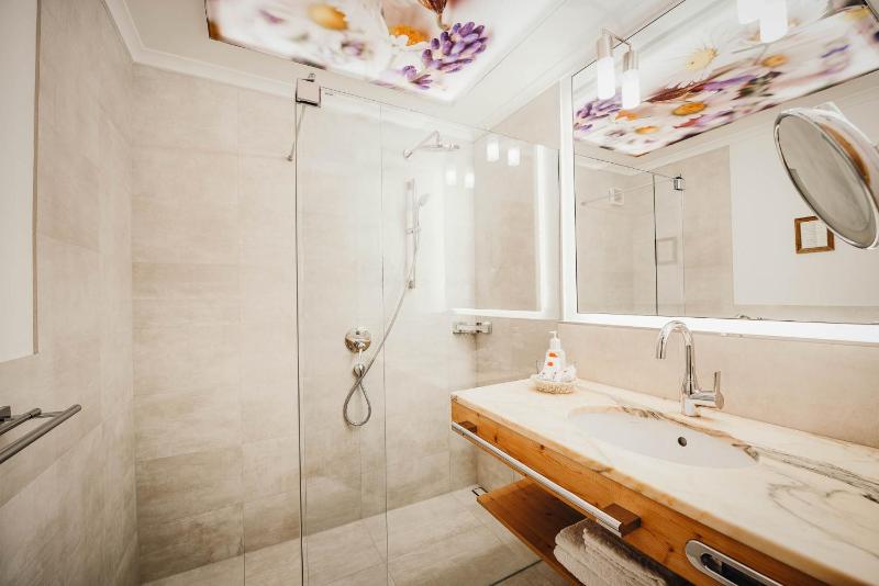Double Room with breakfast, no extras image 4