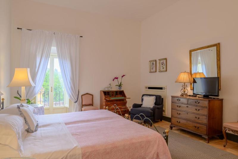 Luxury Suite image 4