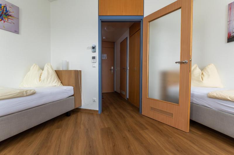 Twin Room image 3