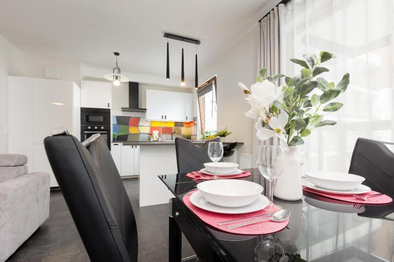 Warsaw City Center Apartment Grzybowska 85 with Parking by Noclegi Renters - image 5