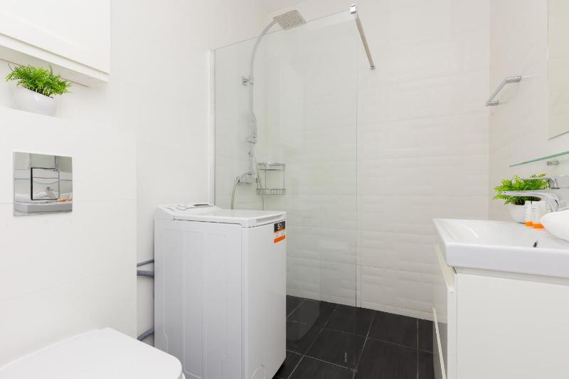 Warsaw City Center Apartment Grzybowska 85 with Parking by Noclegi Renters - image 12