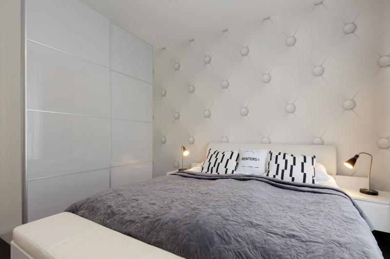 Warsaw City Center Apartment Grzybowska 85 with Parking by Noclegi Renters - image 2
