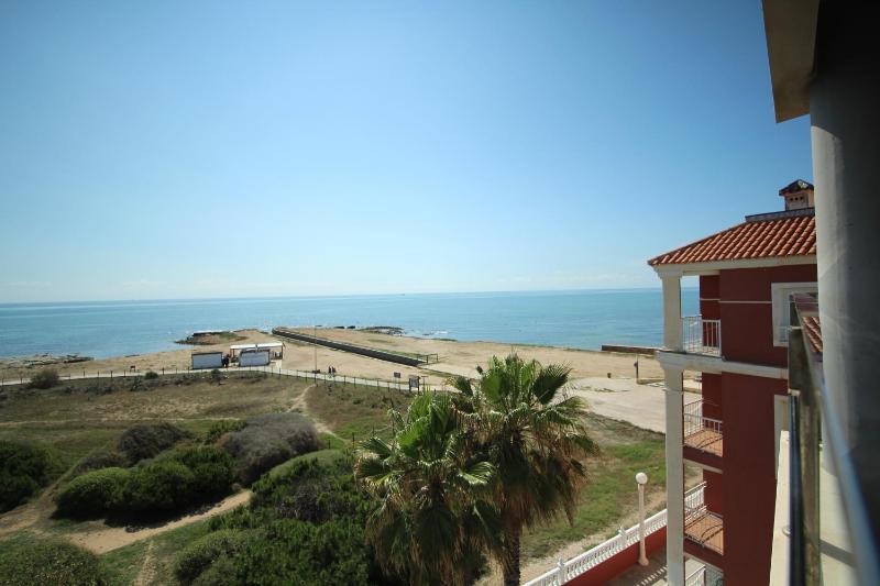 Luxury and Modern Beach Apartment with Sea Views - image 9