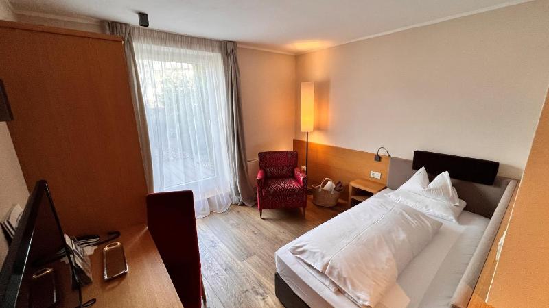Single Room image 4