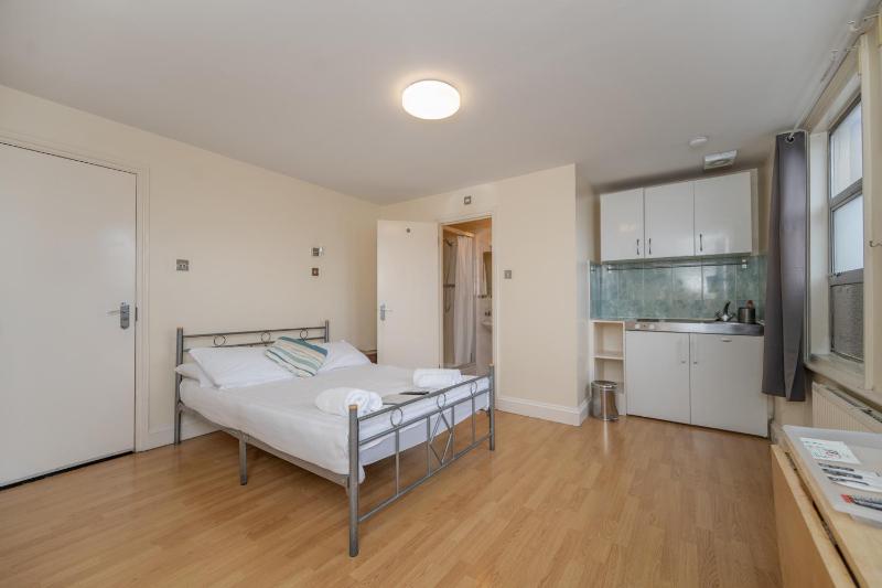 Double Room with Private Bathroom image 2