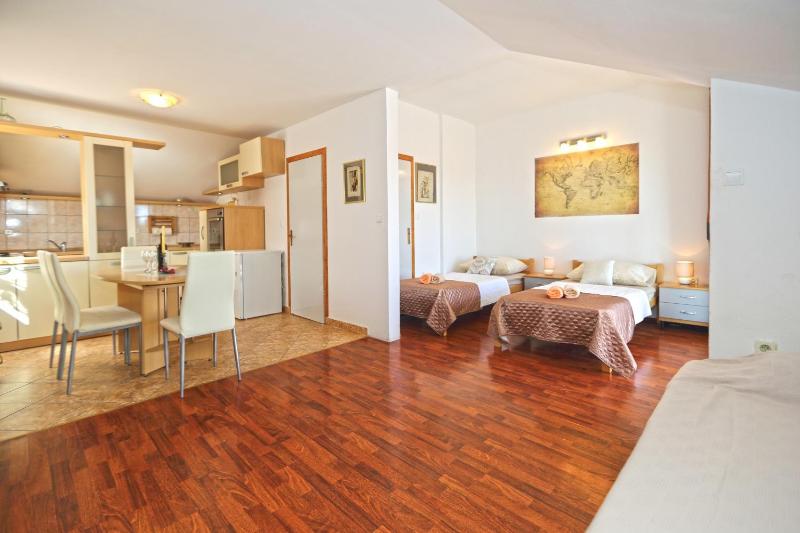 Apartmani Niki Hvar - image 10