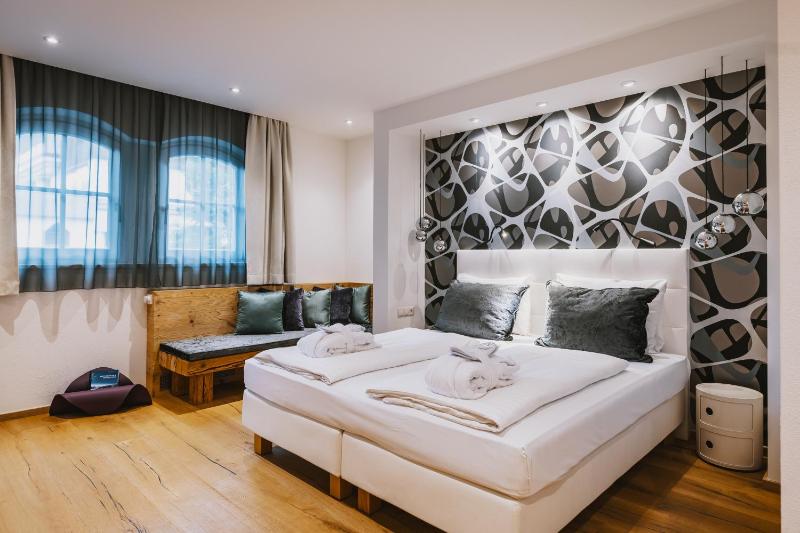 Deluxe Double Room with Balcony image 3
