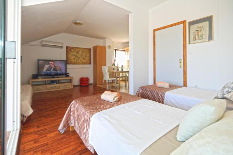 Apartmani Niki Hvar - image 28