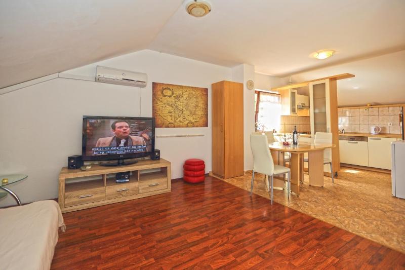 Apartmani Niki Hvar - image 5