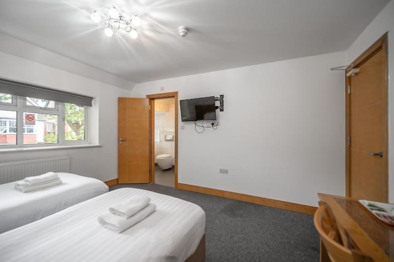 Twin Room with Private Bathroom image 4
